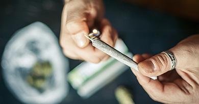 Joint de cannabis dans la main d'un usager