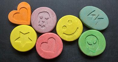 Comprimés d'ecstasy avec logos